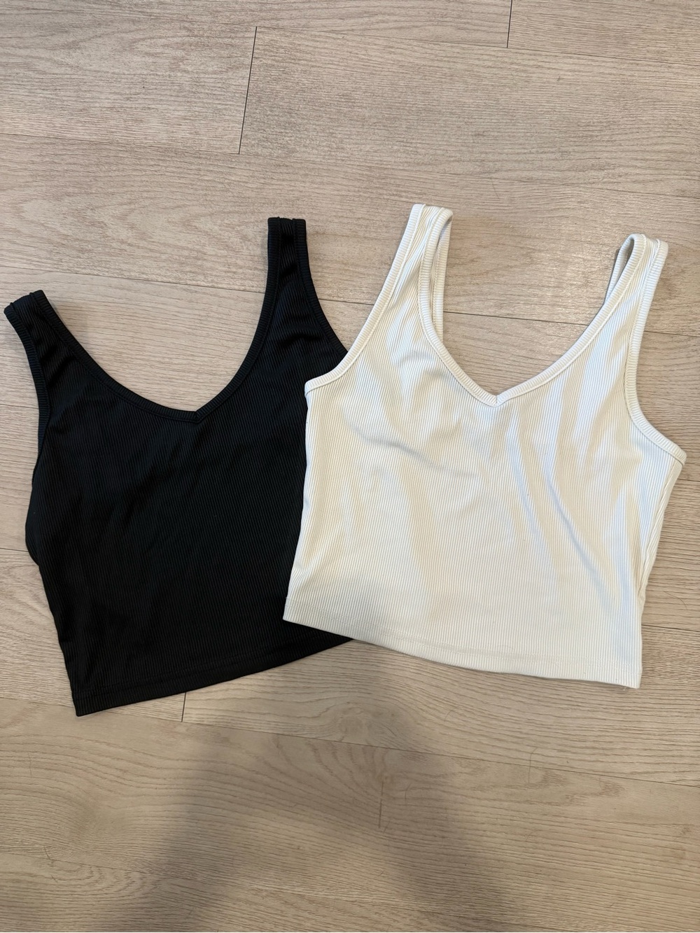 Everyday Ribbed V-Neck Crop Tank - Black & White